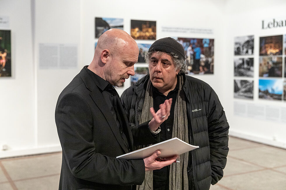 Photographer Ron Haviv (R) in conversation with Dr. Ralf Melzer (L)